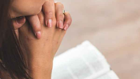 fasting and prayer guide for beginners preparing for a Christian fast with Bible journal and water