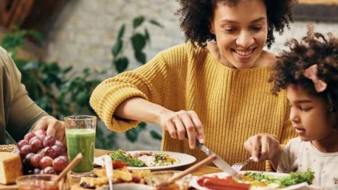 How to encourage healthy eating habits in children through positive family mealtimes and nutritious home-cooked meals